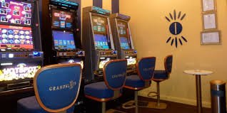 Phoenix Rises slot game on gacor180 link showing 5-reel grid with fire and phoenix symbols